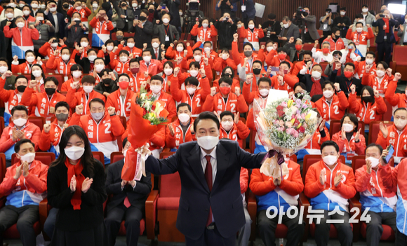 윤석열 제20대 대통령 당선인이 10일 새벽 서울 여의도 국회도서관에 마련된 '국민의힘 제 20대 대통령선거 개표상황실'을 찾아 승리 세리머니를 하고 있다. [사진=김성진 기자]