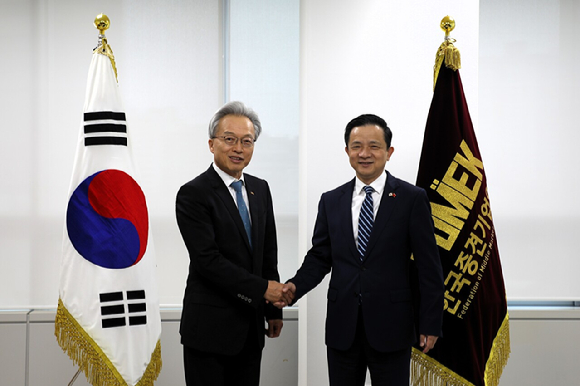 다이빙 중국 대사(오른쪽) 접견하는 최진식 중견련 회장(왼쪽) [사진=중견기업연합회]