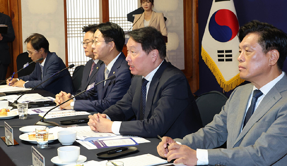 조정식 국회의장(앞줄 왼쪽)과 최태원 대한상의 회장(앞줄 오른쪽)이 9일 국회 사랑재에서 열린 국회 경제대도약위원회 출범식장소로 이동하고 있다. [사진=대한상의]