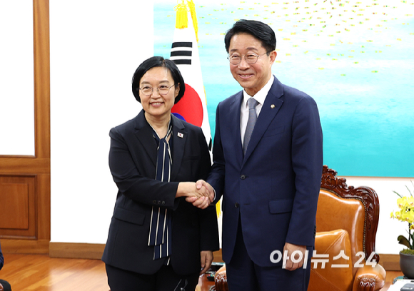한성숙 국무총리가 7일 오후 서울 여의도 국회에서 조정식 국회의장을 예방하고 있다. [사진=곽영래 기자]