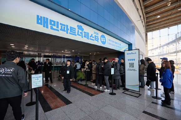 김범석 우아한형제들 대표가 8일 서울 서초구 양재동 aT센터에서 열린 '2025 배민파트너페스타'에서 발언하고 있다. [사진=전다윗 기자]