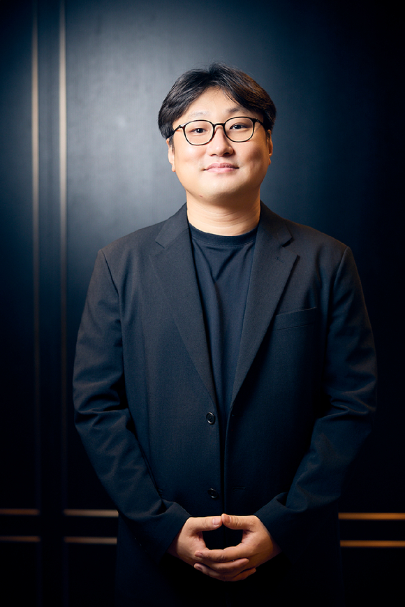 김진유 감독이 영화 '흐르는 여정' 인터뷰에 앞서 포즈를 취하고 있다. [사진=영화사진진]