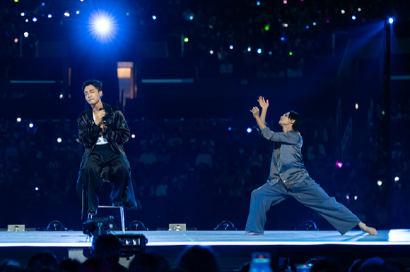 무용가 최호종이 지난 1일(현지시간)부터 3일까지 미국 로스앤젤레스 크립토닷컴 아레나에서 열린 K-팝 팬&아티스트 페스티벌 '케이콘 엘에이 2025(KCON LA 2025)' 무대에서 열띤 공연을 펼치고 있다. [사진=CJ ENM]