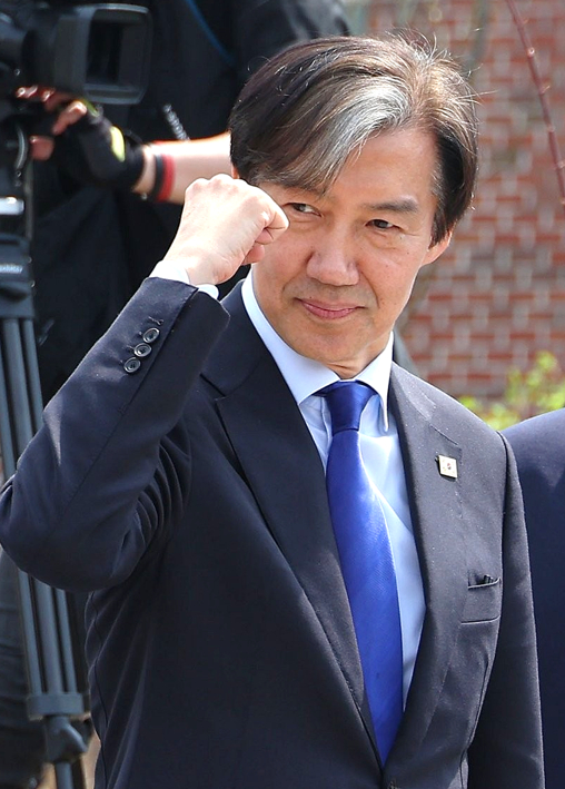 자녀 입시 비리와 청와대 감찰 무마 등 혐의로 기소돼 대법원에서 징역 2년형을 확정받고 수감 중인 조국 전 조국혁신당 대표가 지난해 4월 4일 오후 서울 용산구 효창공원역 인근에서 열린 '검찰독재 조기종식, 서울시민과 함께' 행사에서 인사하고 있다. 2024.4.4 [사진=연합뉴스]