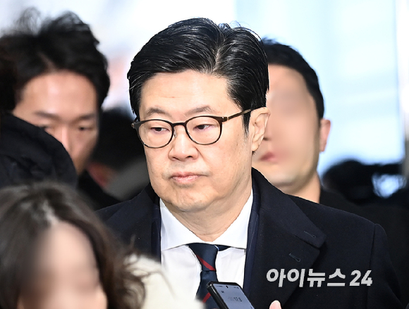 '홈플러스 단기채권 사태'의 정점으로 지목된 김병주 MBK파트너스 회장이 구속 전 피의자 심문(영장실질심사)을 위해 지난 1월 13일 서울 서초구 서울중앙지방법원에 들어서고 있다. [사진=곽영래 기자]