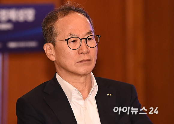 양종희 KB금융그룹 회장이 4일 오전 서울 중구 롯데호텔 사파이어볼룸에서 진행된 기업성장포럼 출범식에서 참석하고 있다. [사진=곽영래 기자]