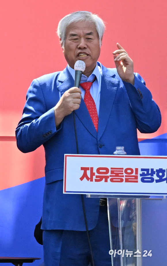 교회 예배 시간에 특정 후보를 지지하는 발언을 하는 등 선거법을 위한 한 혐의로 기소된 전광훈 사랑제일교회 목사가 2심에서 벌금형을 선고받았다. 사진은 헌법재판소가 윤석열 전 대통령의 파면을 선고한 지난 4월 4일 서울 용산구 한남동 대통령 관저 인근에서 열린 탄핵반대 집회에서 전 목사가 발언을 하고 있는 모습. [사진=곽영래 기자]