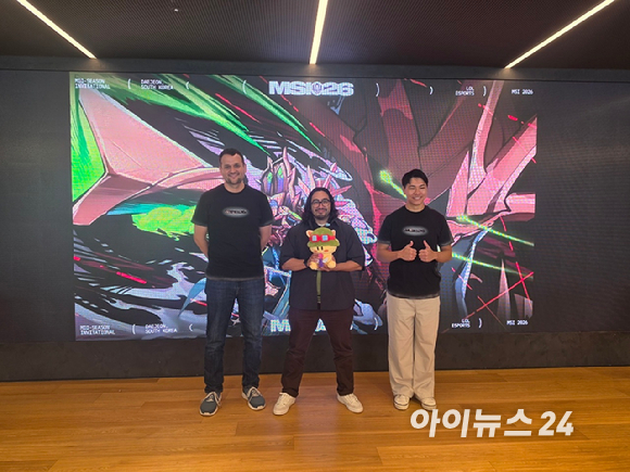 폴 벨레자 LoL 책임 프로듀서(가운데)가 지난 10일 열린 오프라인 브리핑에서 발표를 하고 있다. [사진=곽민구 기자]