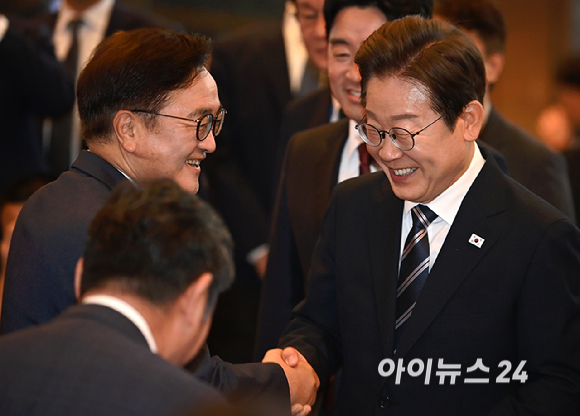 이재명 대통령이 26일 서울 여의도 국회에서 열린 추가경정예산안 시정연설을 위해 들어서며 우원식 국회의장과 인사하고 있다. [사진=곽영래 기자]