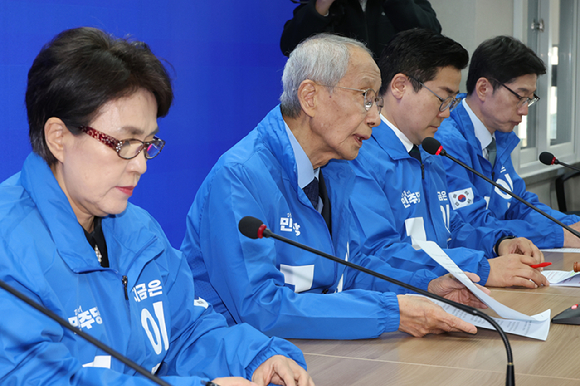 더불어민주당 박찬대&middot;윤여준 상임총괄선대위원장이 7일 서울 여의도 당사에서 열린 중앙선거대책위원회의에서 구호를 외치고 있다. 왼쪽부터 김부겸&middot;강금실 총괄선대위원장, 윤여준&middot;박찬대 상임총괄선대위원장. 2025.5.7 [사진=연합뉴스]