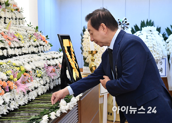김성태 손기정 기념재단 이사장이 28일 오전 서울 종로구 서울대학교병원 장례식장에 마련된 故 이해찬 전 국무총리의 빈소에서 조문을 하고 있다. [사진=곽영래 기자]