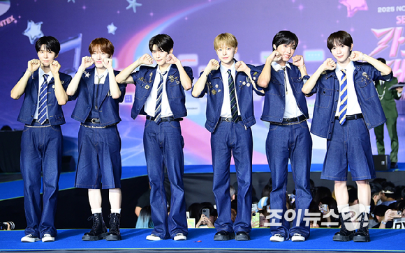 그룹 엔시티 위시(NCT WISH)가 26일 오후 경기도 고양 일산서구 대화동 킨텍스에서 열린 2025 SBS 가요대전 Summer(써머) 블루카펫 행사에 참석하고 있다. [사진=정소희 기자]
