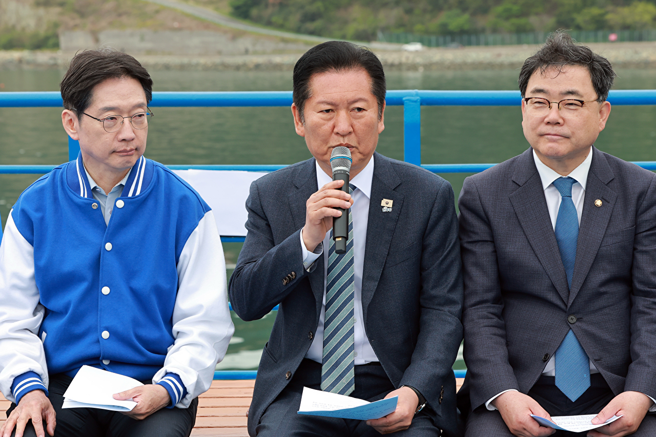더불어민주당 정청래 대표가 22일 경남 통영시 욕지도에서 탑승한 여객선에서 열린 선상 최고위원회의에 참석해 발언하고 있다. 2026.4.22 [사진=연합뉴스]