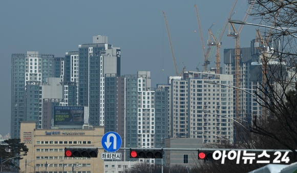 서울 서초구 잠원로 일원 아파트 단지 전경. [사진=김성진 기자]