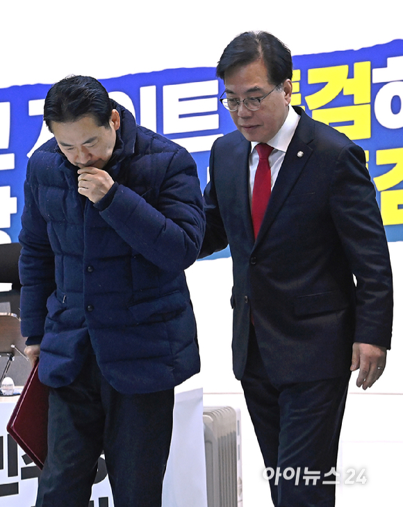 국민의힘 장동혁 대표가 19일 서울 여의도 국회 로텐더홀에서 열린 최고위원회의에서 송언석 원내대표의 부축을 받으며 이동하고 있다. [사진=곽영래 기자]