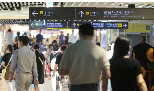 서울지하철 2호선 잠실역 상점가 인근을 지나고 있는 시민들의 모습. [사진=연합뉴스]