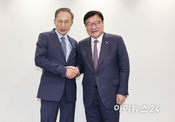 정점식 국민의힘 원내대표가 31일 서울 서초구 이명박 전 대통령 사무실을 예방해 이 전 대통령과 기념촬영을 하고 있다. [사진=국회사진기자단 ]
