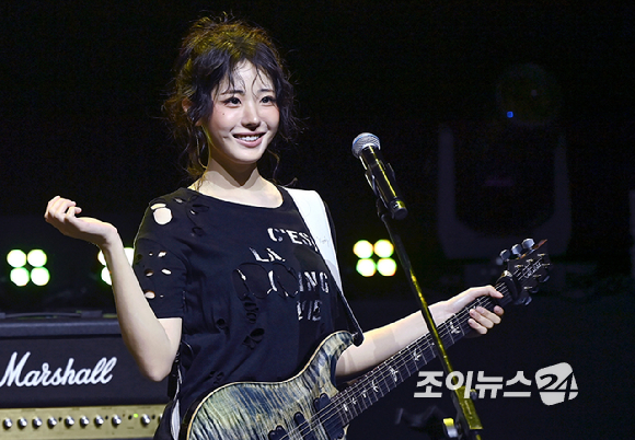 걸밴드 QWER(큐더블유이알)이 9일 오후 서울 서대문구 예스24 원더로크홀에서 열린 미니 3집 발매 기념 미디어 쇼케이스에서 포토타임을 갖고 있다. [사진=곽영래 기자]
