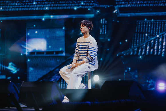 배우 박보검이 단독 팬미팅에서 팬들을 만나고 있다. [사진=더블랙레이블]