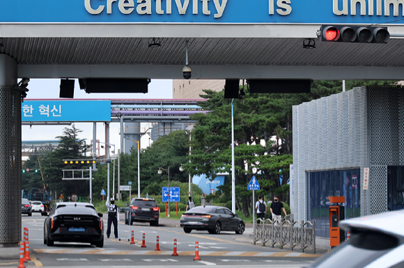 포스코 포항제철소 정문. [사진=연합뉴스]