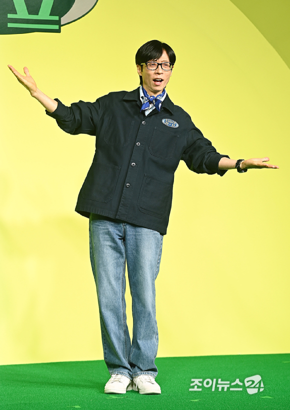 방송인 유재석이 19일 오전 서울 종로구 JW 메리어트 동대문 스퀘어 서울에서 열린 넷플릭스 '유재석 캠프' 제작발표회에서 포즈를 취하고 있다. [사진=곽영래 기자]