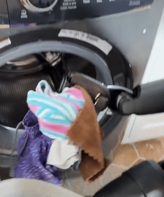 미국 휴머노이드 로봇 기업 피규어AI의 '피규어02'가 수건을 개는 모습. [사진=링크드인]