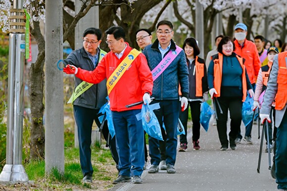 전진선 군수가 청소과 직원과 함께 깨끗한 양평 만들기 행사를 하고 있다. [사진=양평군]