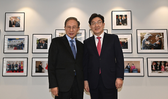 이명박 전 대통령이 17일 서울 서초구 청계재단을 찾은 국민의힘 권성동 원내대표와 기념촬영을 하고 있다. [사진=연합뉴스]