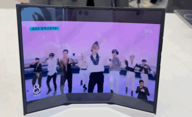 갤럭시 Z 트라이폴드에서 오른쪽 화면의 이미지를 중앙 화면으로 이동시키는 모습 [영상=권서아 기자]