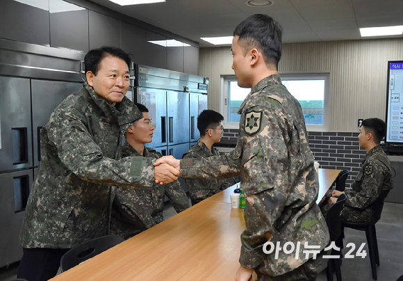 22일 강원도 인제군 12사단 향로봉경계작전중대를 방문한 국회 성일종 국방위원장이 부대원들을 격려하고 있다. [사진=곽영래 기자]