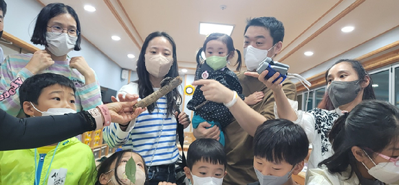 국립자연휴양림관리소가 여름방학을 맞아 진행하고 있는 상당산성-곤충탐사 프로그램 진행 장면. [사진=국립자연휴양림관리소/산림청]