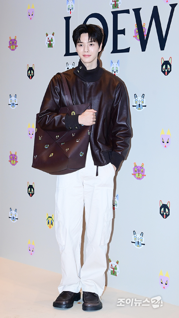 배우 송강이 20일 오후 서울 CGV 용산아이파크몰에서 열린 로에베 '루이스 웨인 사랑을 그린 고양이 화가' 스크리닝 이벤트 포토콜 행사에 참석하고 있다. [사진=정소희 기자]