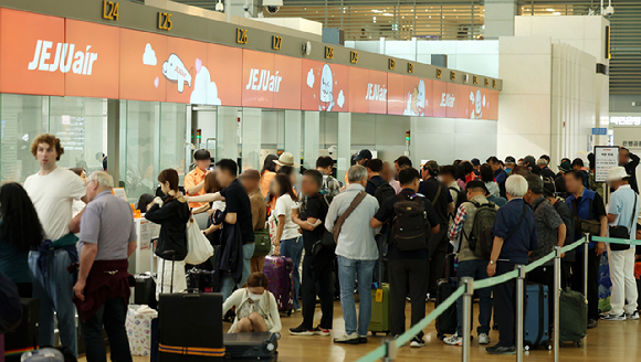 인천국제공항 제1터미널 출국장에서 LCC 이용 여행객들이 탑승 수속을 기다리고 있다. [사진=뉴시스]