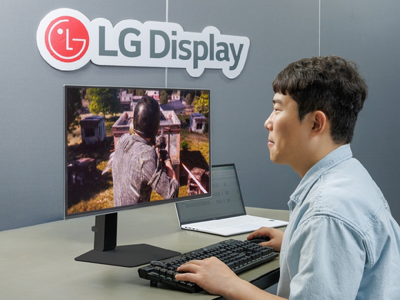 LG디스플레이 직원이 게이밍 모니터 주사율과 게임 수행능력 간의 상관관계를 입증하는 실험을 하고 있다. [사진=LG디스플레이]