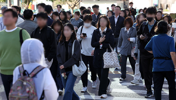 지난 2일 서울 종로구 광화문 네거리에서 시민들이 외투를 입고 출근길 발걸음을 재촉하고 있다.  [사진=뉴시스]