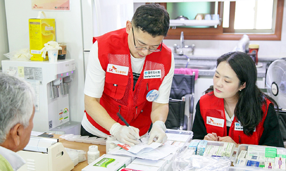 SK에코플랜트 에피봉사단과 열린의사회가 의료 소외지역 어르신들을 위한 의료봉사를 진행하고 있다. [사진=SK에코플랜트]