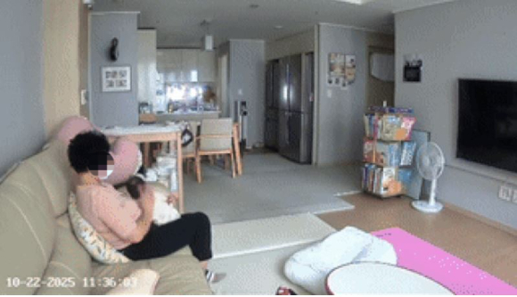 정부 인증까지 받은 산후도우미가 생후 1개월 된 신생아를 폭행&middot;학대한 정황이 담긴 영상이 공개돼 공분이 일고 있다. 사진은 지난해 10월 22일 대구 한 가정집 폐쇄회로(CC)TV 화면. [사진=보배드림 갈무리]