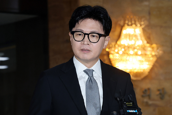 김승원 법무부 장관 후보자가 지난 3일 오전 서울 종로구 적선현대빌딩에 마련된 인사청문회 준비사무실로 출근하고 있다. [사진=곽영래 기자]