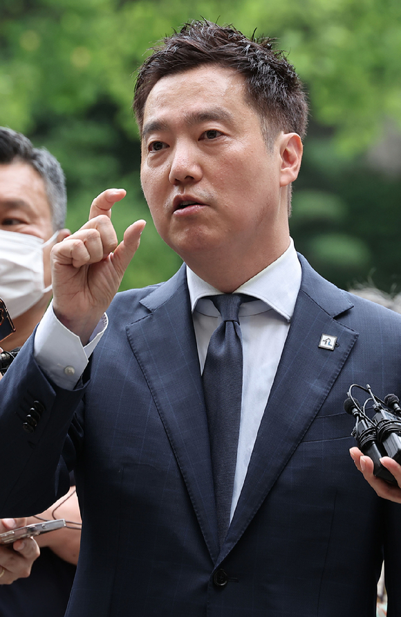 그룹 방탄소년단이 25일 오후 8시(현지 시각) 미국 라스베이거스 MGM 그랜드 가든 아레나에서 열린 '2026 아메리칸 뮤직 어워즈 2026'(2026 American Music Awards, 이하 AMA 2026)에서 '송 오브 더 서머' 수상 후 소감을 전하고 있다. [사진=연합뉴스]