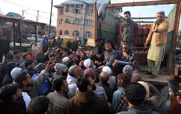 중동 지역을 둘러싼 군사 충돌이 장기화하면서 인도의 액화석유가스(LPG) 공급망에 비상이 걸렸다. 사진은 AI 생성 이미지로, 본 기사 내용과 무관. [사진=챗GPT]