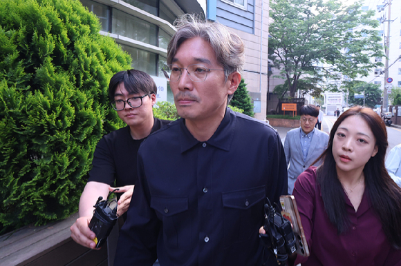 서울 시내버스 노조가 임금·단체협약(임단협) 협상이 결렬됐지만 예고한 파업을 미루기로 한 28일 오전 서울 중구 삼일대로 위로 버스가 지나고 있다. [사진=연합뉴스]