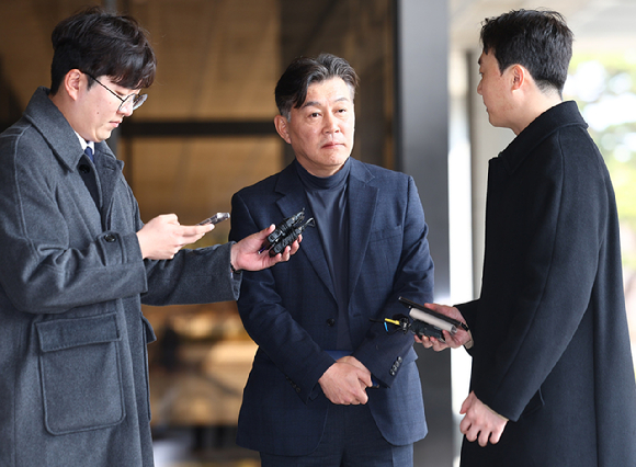 오세훈 서울시장 측근으로 꼽히는 강철원 전 서울시 정무부시장이 10일 '오세훈-명태균 여론조사비 대납 의혹' 관련 참고인·고소인 조사를 위해 서울중앙지검에 출석하고 있다. [사진=연합뉴스]