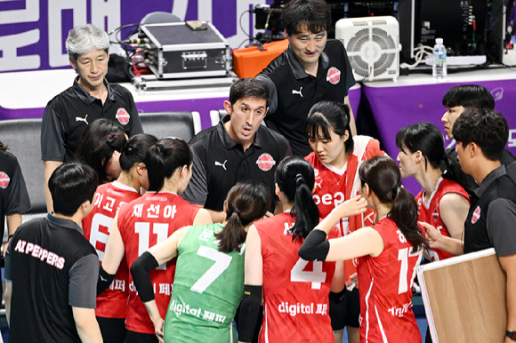 조 트린지 페퍼저축은행 감독이 29일 열린 컵대회 A조 조별리그 한국도로공사전 도중 타임아웃 때 선수들을 상대로 지시하고 있다. [사진=한국배구연맹(KOVO)]