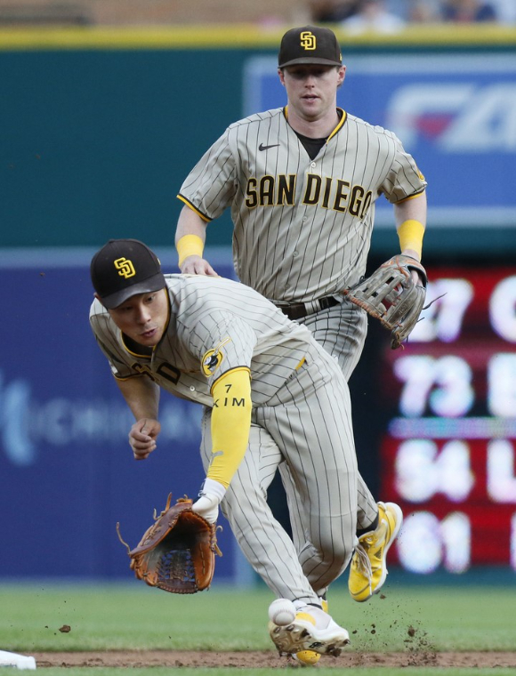 MLB 샌디에이고에서 뛰고 있는 김하성이 27일(한국시간) 열린 디트로이트와 원정 경기 도중 내야 땅볼을 처리하고 있다. [사진=뉴시스]