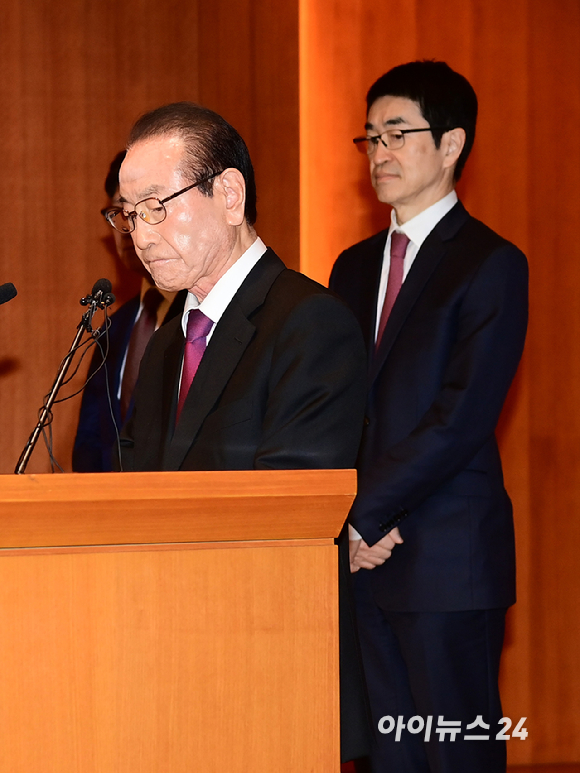 윤세영 태영그룹 창업주와 윤석민 태영그룹 회장이 9일 오전 서울시 영등포구 태영건설 여의도사옥에서 태영건설 워크아웃 관련 기자회견에 참석하고 있다. [사진=정소희 기자]