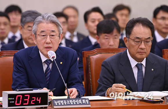 강호동 농업협동조합중앙회 회장이 24일 서울 여의도 국회 농림축산식품해양수산위원회에서 열린 국정감사에서 질의에 답변하고 있다. [사진=곽영래 기자]