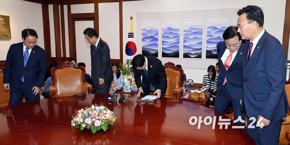 우원식 국회의장이 25일 서울 여의도 국회에서 열린 제429회 국회(정기회) 제9차 본회의에서 '민주유공자 예우 법률안 신속처리안건 지정동의의 건' 투표 중 명패와 투표지 갯수 1개차 불일치가 발생한 것에 대해 항의하는 송언석 국민의힘 원내대표에게 국회법을 보여주며 해결방안을 설명하고 있다. [사진=정소희 기자]