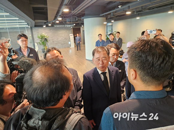 21일 오후 경기 성남시 HL만도 판교 사옥에서 열릴 예정이던 &lsquo;故 김승모 노동자 사망 사건 관련 사과 성명 및 종합안전개선대책 발표&rsquo; 기자회견장에 고인의 유족과 금속노조 조합원들이 항의하고 있다. [사진=설재윤 기자]