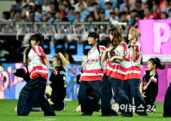 아틀레티코는 30일 서울월드컵경기장에서 열린 쿠팡플레이 시리즈 2차전에서 맨시티에 2-1로 이겼다.(여자)아이들이 공연을 하고 있다. [사진=곽영래 기자]