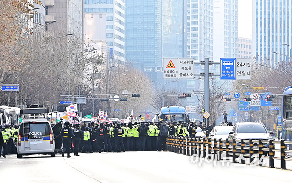 내란 수괴와 직권남용 등의 혐의를 받는 윤석열 대통령의 구속 전 피의자 심문(영장실질심사)을 앞둔 18일 서울 마포구 서부지방법원 인근에서 윤 대통령의 지지자들이 도로를 점령해 시위를 하고 있다. [사진=곽영래 기자]